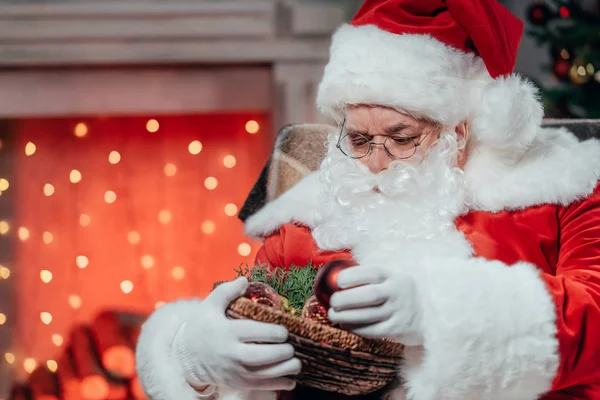 Санта Клаус з різдвяними кульками — стокове фото