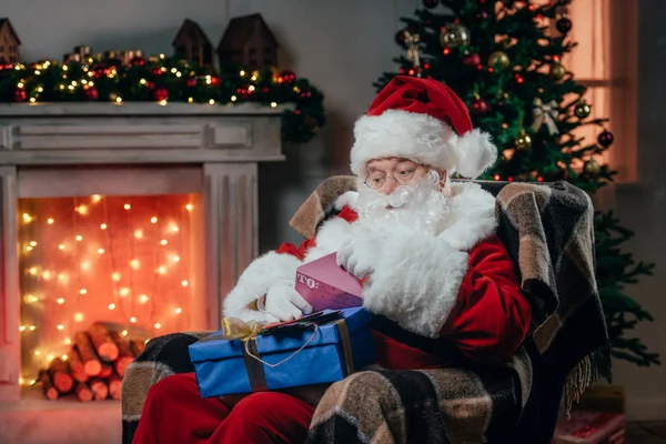 Санта-Клаус с подарочной коробкой — стоковое фото