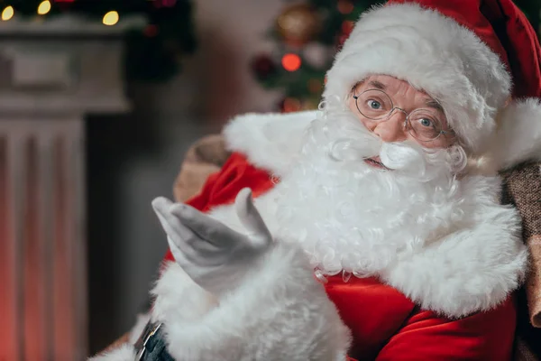 Santa zitten in een leunstoel — Stockfoto