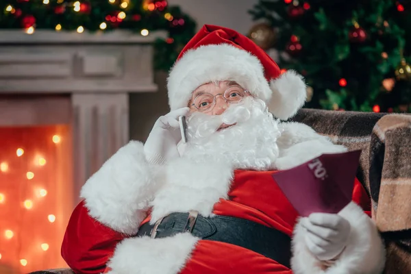 Santa talar på smartphone — Stockfoto