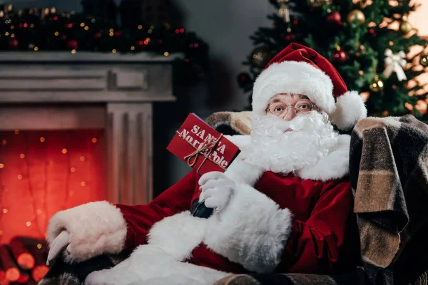 Santa claus s obálkou — Stock fotografie