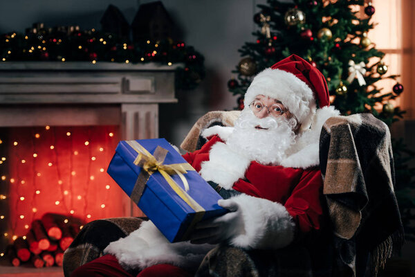 Санта-Клаус с подарочной коробкой