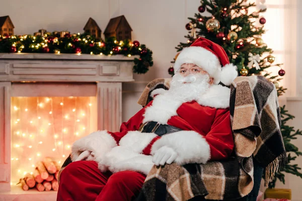 Санта-Клаус в традиционном костюме — стоковое фото