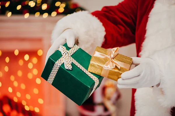 Санта тримає подарункові коробки — стокове фото