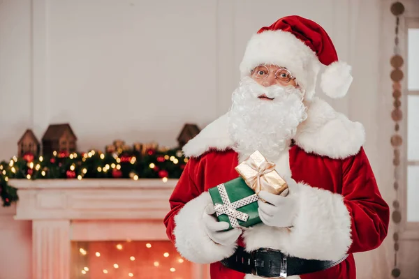 Tomte med presentaskar — Stockfoto