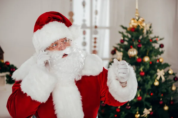 Santa használ smartphone Jogdíjmentes Stock Képek