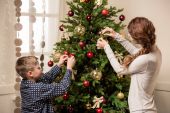 Rodinné zdobení vánoční stromeček