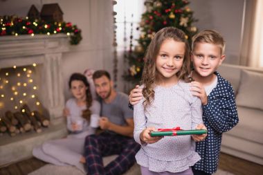 Kardeşler Noel hediye ile