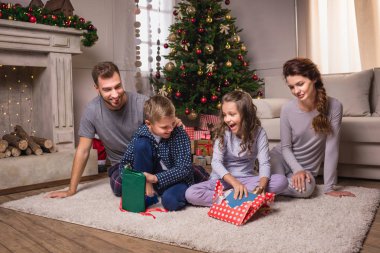 Noel arifesinde aile açılış hediye