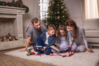 Noel arifesinde aile açılış hediye