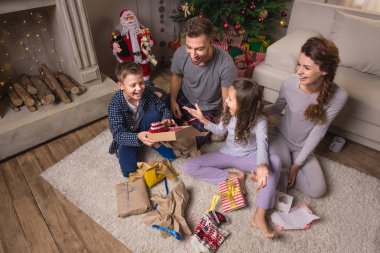 Noel arifesinde aile açılış hediye