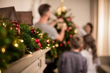 Şömine üzerinde Noel süsleri