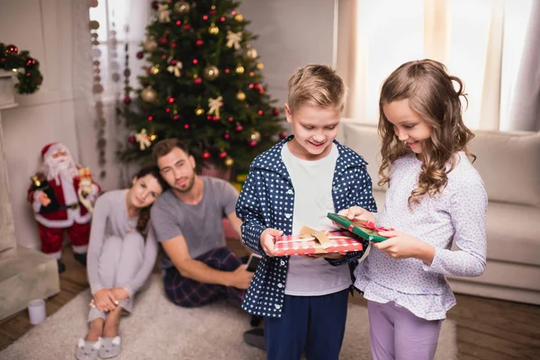 クリスマス プレゼントに子どもたちの笑顔 — ストック写真