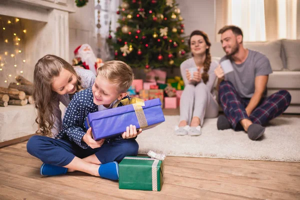 Kinderen met kerstcadeaus — Stockfoto