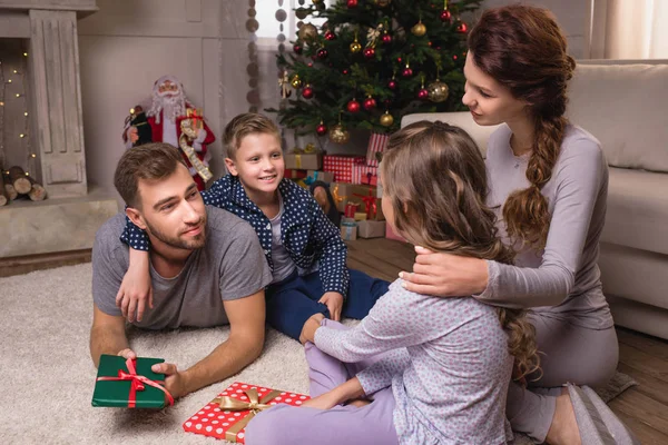 Familie in pyjama op Kerstmis — Stockfoto
