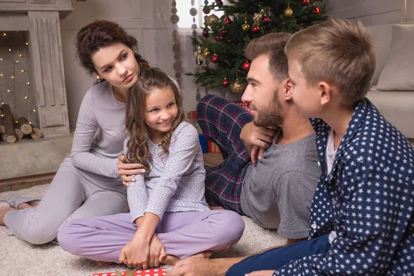 Rodina v pyžamu na Štědrý den — Stock fotografie