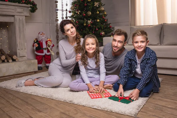 Familia en pijama en Navidad — Foto de Stock