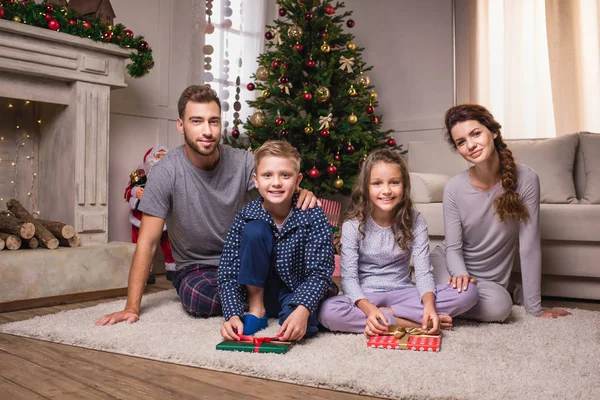 Familie im Pyjama an Weihnachten — Stockfoto