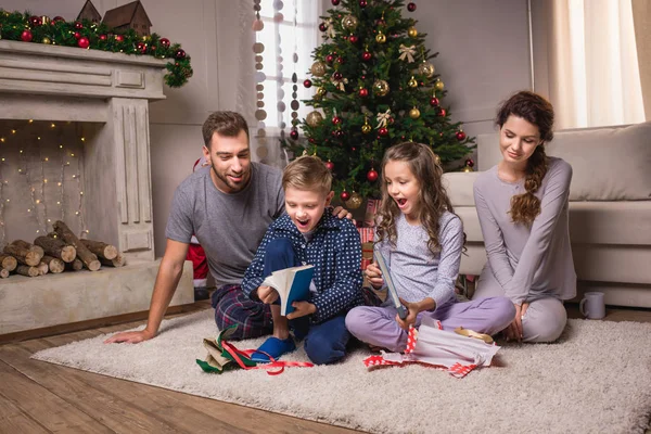 Noel arifesinde aile açılış hediye — Stok fotoğraf