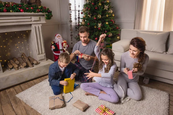 クリスマスイブに家族オープニング プレゼント — ストック写真