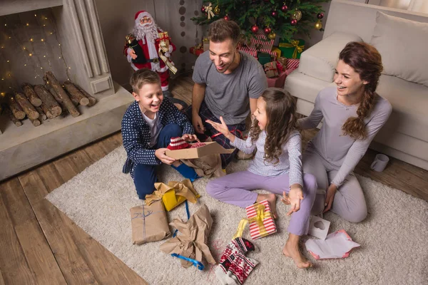 Familie openen presenteert op kerstavond — Stockfoto