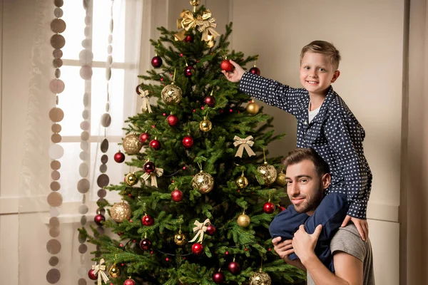 Aile süslemesi Noel ağacı birlikte — Stok fotoğraf