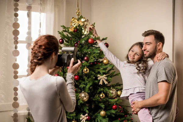 Familia preparando árbol de Navidad — Foto de Stock