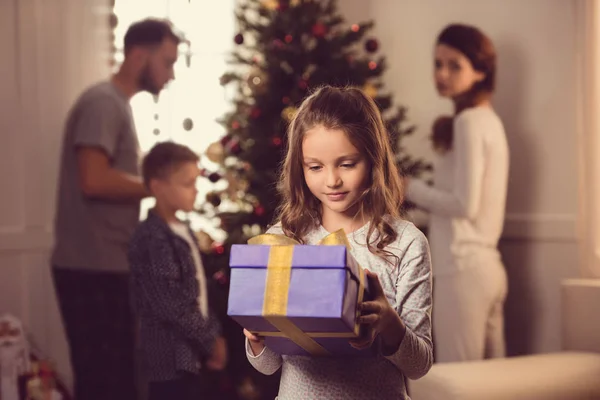 Criança segurando presente de Natal — Fotografia de Stock