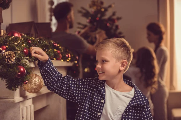 Leende preteen pojke på julafton — Stockfoto