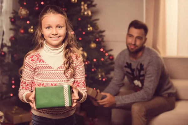 Çocuk Noel hediyesi ile — Stok fotoğraf