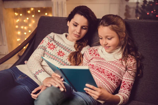 Mother and daughter reading book — Stock Photo, Image