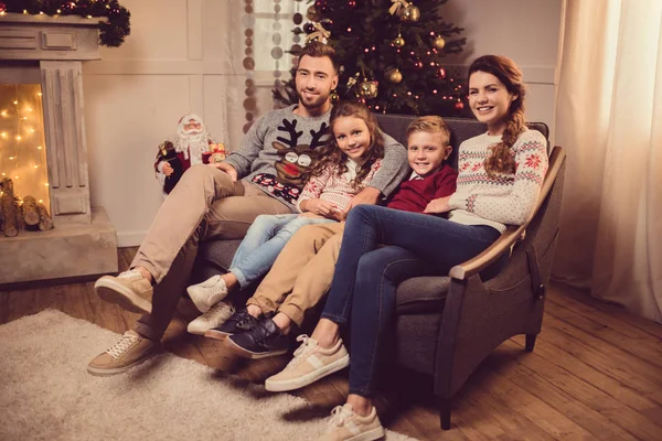 Familie an Heiligabend — Stockfoto