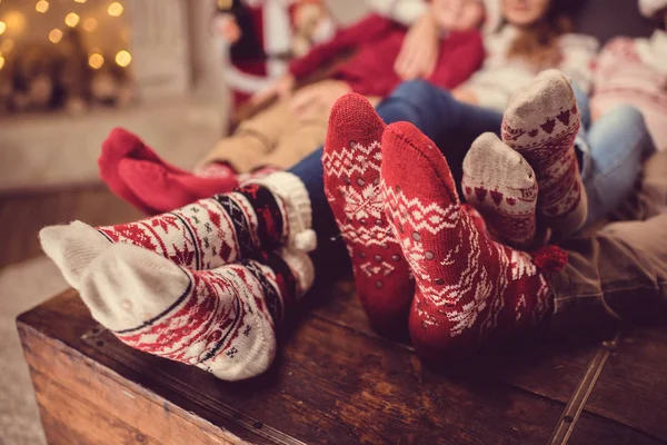 Famille en chaussettes en laine — Photo