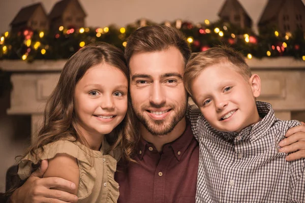 Улыбающаяся семья в канун Рождества — стоковое фото