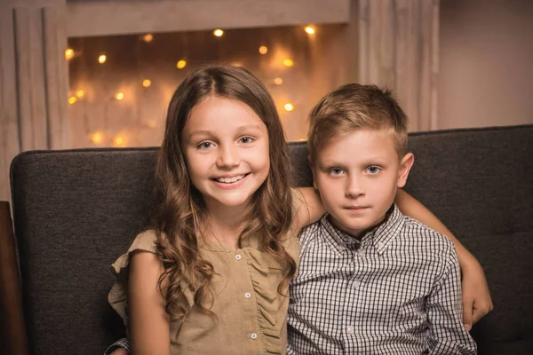 Hermanos sonrientes — Foto de Stock