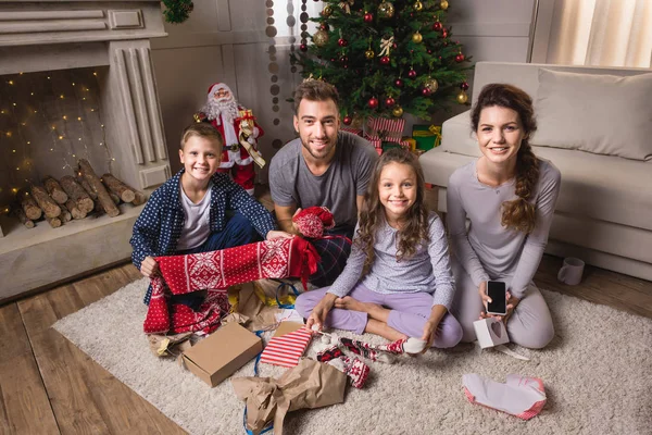 Regali di apertura della famiglia alla vigilia di Natale Immagine Stock