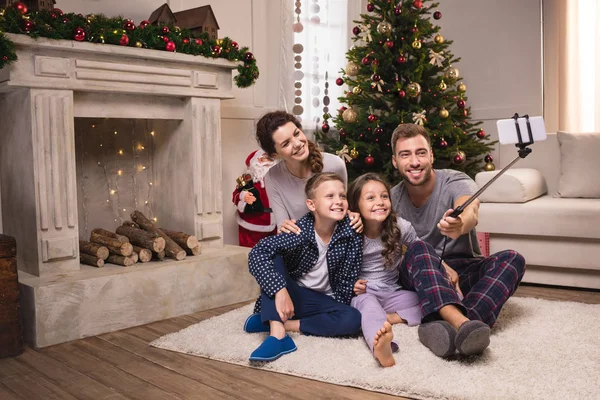 Famiglia che prende selfie Foto Stock