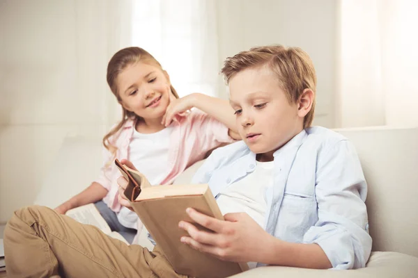 Geschwister lesen gemeinsam Buch — Stockfoto