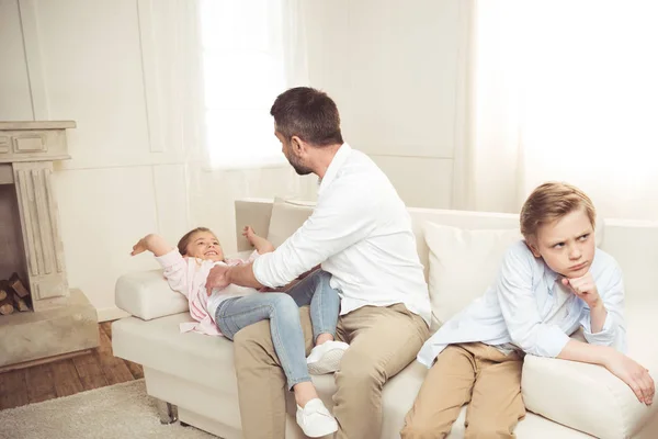 Father tickling his daughter — Stock Photo