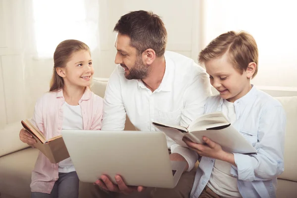 Familia estudiando juntos - foto de stock