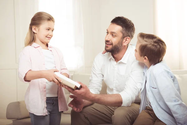 Famille étudiant ensemble — Photo de stock