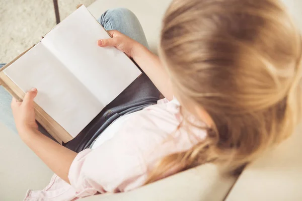 Girl reading book — Stock Photo