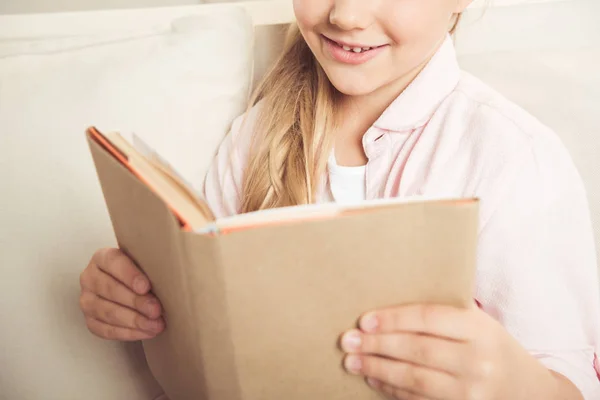 Girl reading book — Stock Photo