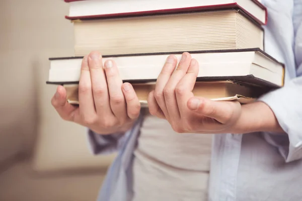 Enfant tenant pile de livre — Photo de stock