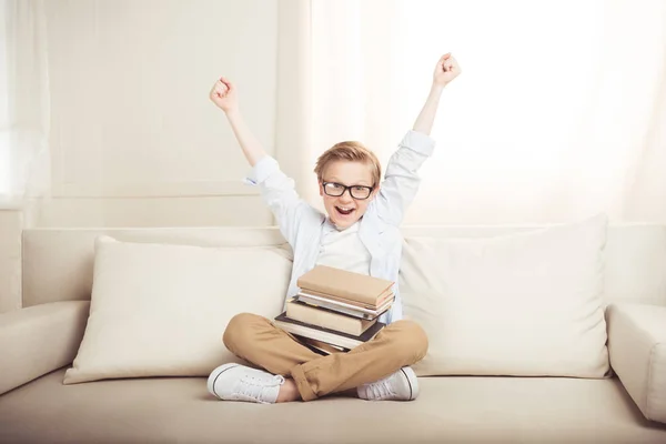 Niño pequeño con libros - foto de stock