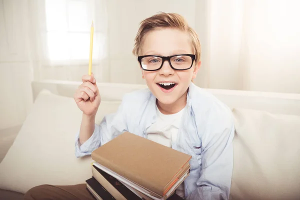 Petit garçon avec des livres — Photo de stock