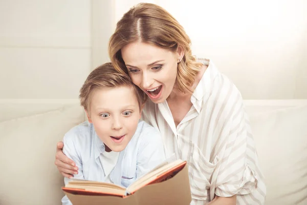 Мати і син читають — стокове фото