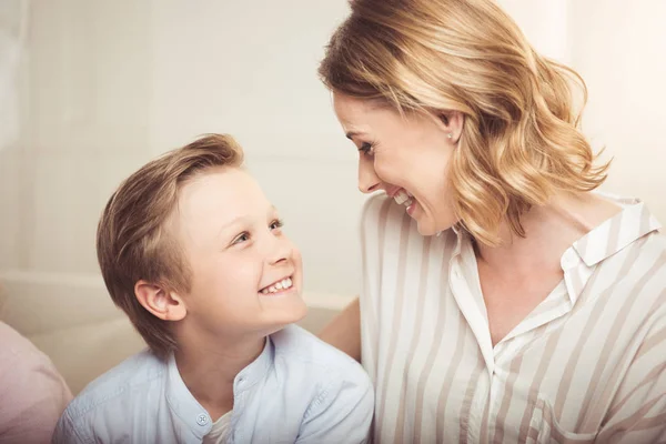 Glückliche Mutter mit Sohn — Stockfoto