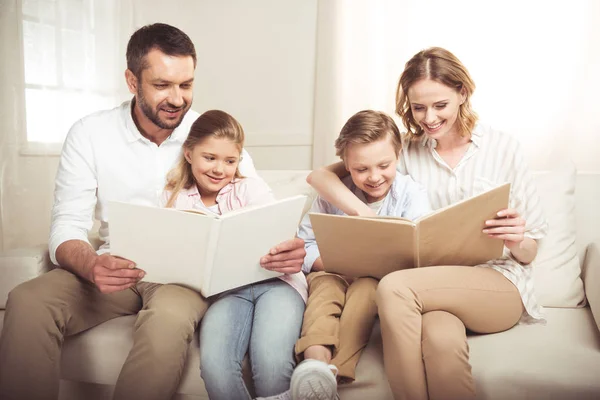 Leitura familiar feliz — Fotografia de Stock