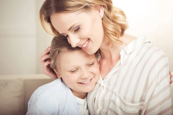 Madre feliz con hijo - foto de stock